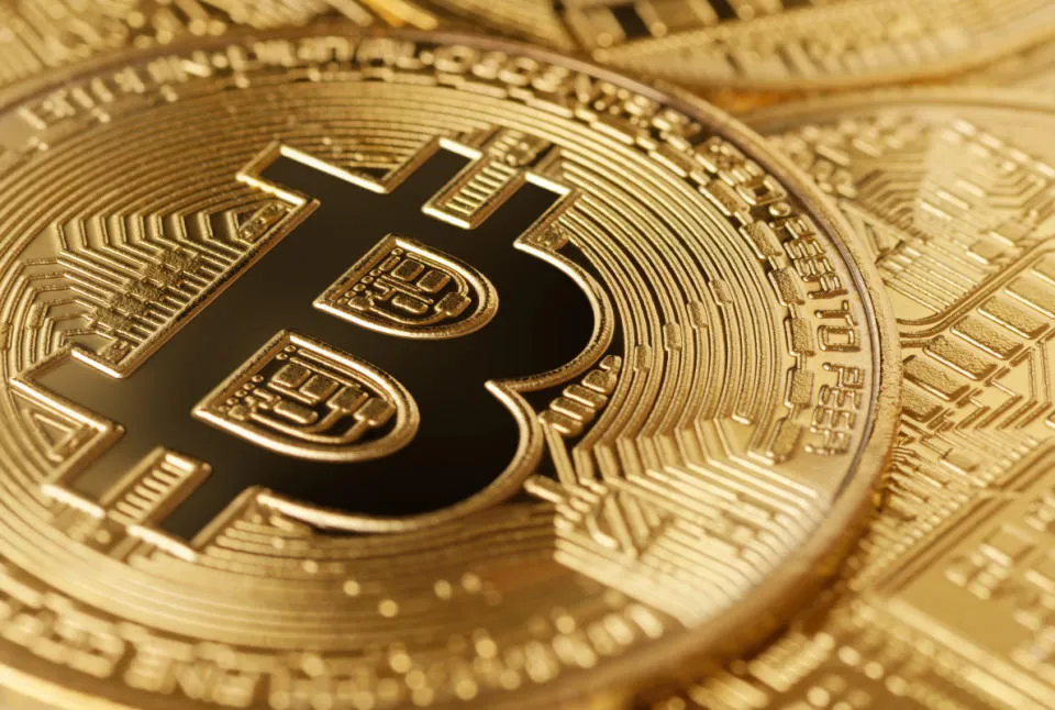 Bitcoin-Kurs Steigt auf $60,000: Politische Spannung Beunruhigt Krypto-Märkte