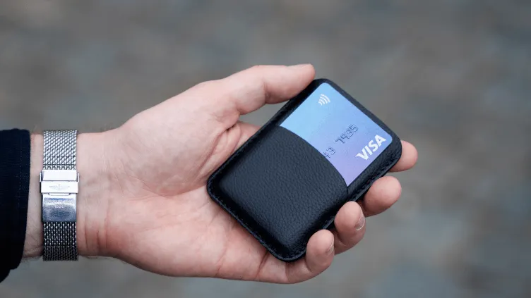 Crypto Wallet SafePal investiert in die Schweizer Bank Fiat24 und bringt eine USDC Visa-Karte auf den Markt.