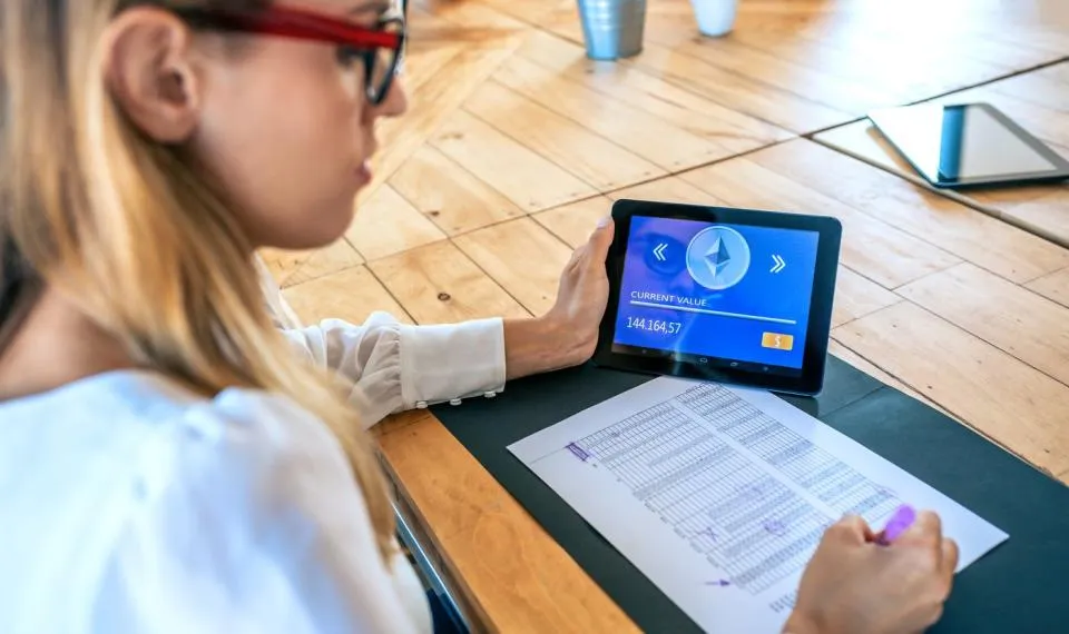 Top 2 Kryptowährungen für nützliche Investitionen: Ethereum und Solana.