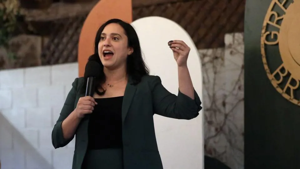Crypto-gestützte Kandidatin Ansari Gewinnt Spannende Arizona-Vorwahl