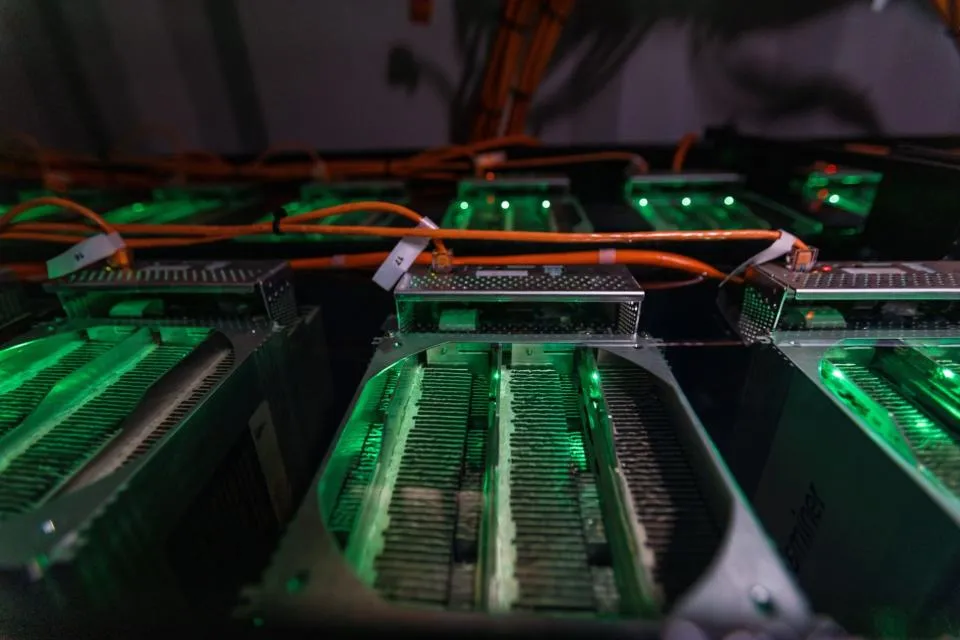 Das Energieministerium stoppt Notfallumfrage bei Bitcoin-Minern nach rechtlichem Widerstand.